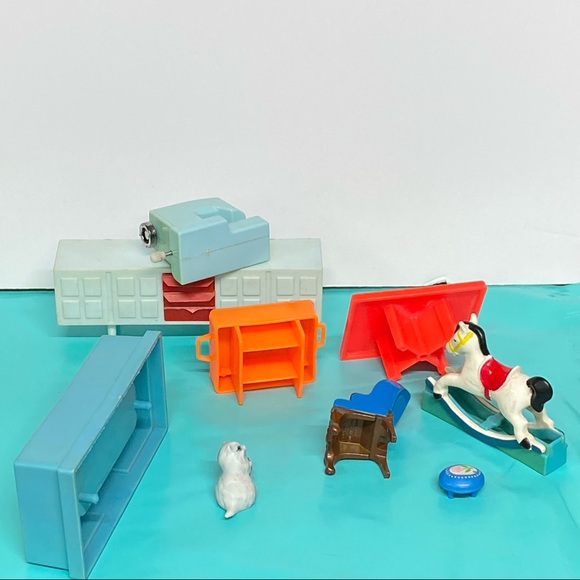 Vintage lot of doll furniture Fisher Price, Mattel, Hong Kong, etc. collection - Picture 7 of 13